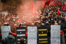 I gruppi della sinistra radicale, convocati a Napoli dal "Movimento 7 Novembre" per una manifestazione "per il lavoro" e contro l'inchiesta per associazione a delinquere nei confronti di alcuni aderenti al Movimento, sfila in corteo.