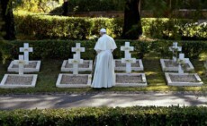 Papa Francesco deposita fiori sulle tombe di soldati caduti in guerra nel Cimitero Francese a Roma in occasione della Festa dei Morti. 2 Novembre 2021. .
