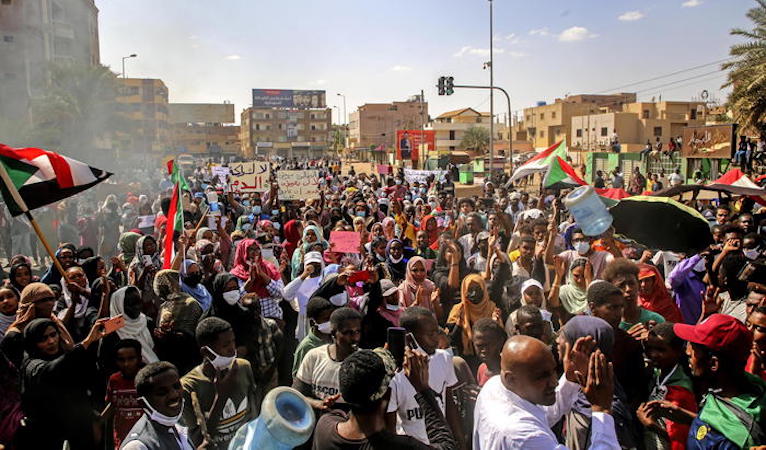 Una delle manifestazioni di protesta in Sudan per il colpo di stato.