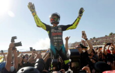 Valentino Rossi nel circuito di Valencia (Spagna) saluta i suoi fans dopo aver annunciato il ritiro dalle corse.