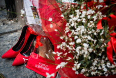 Donne dell’associazione “Forti Guerriere” depongono fiori all’esterno dell’abitazione di Ornella Pinto, l’ennesima vittima di violenza domestica. 14 Febbraio 2021