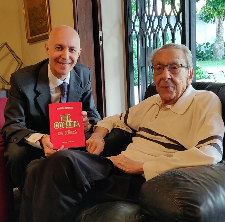 In una foto d'archivio l'ambasciatore Placido Vigo con Armando Scannone.