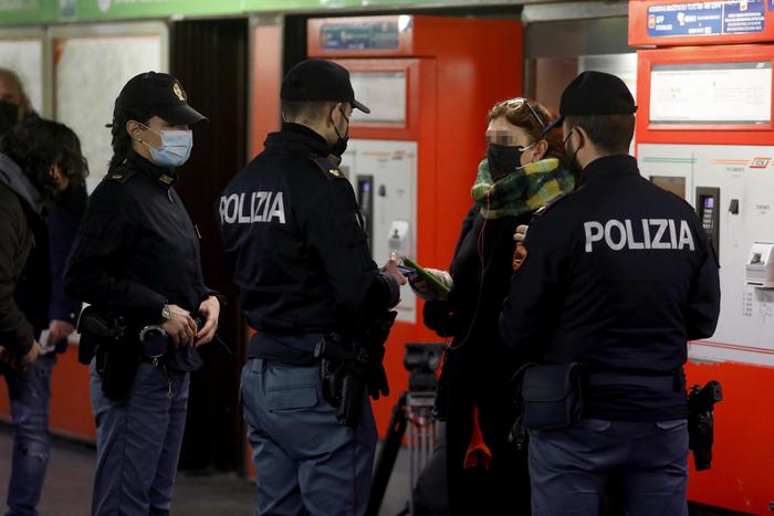 La Polizia effettua controlli nella stazione Lanza nella Metro di Milano.