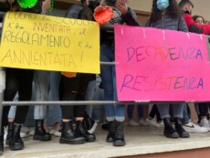 Alunni del liceo delle Scienze Umane e Musicale "Sebastiano Satta" di Nuoro in sciopero.