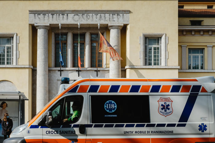 Un'ambulanza diretta all'Azienda Ospedaliera Universitaria Integrata, Borgo Trento