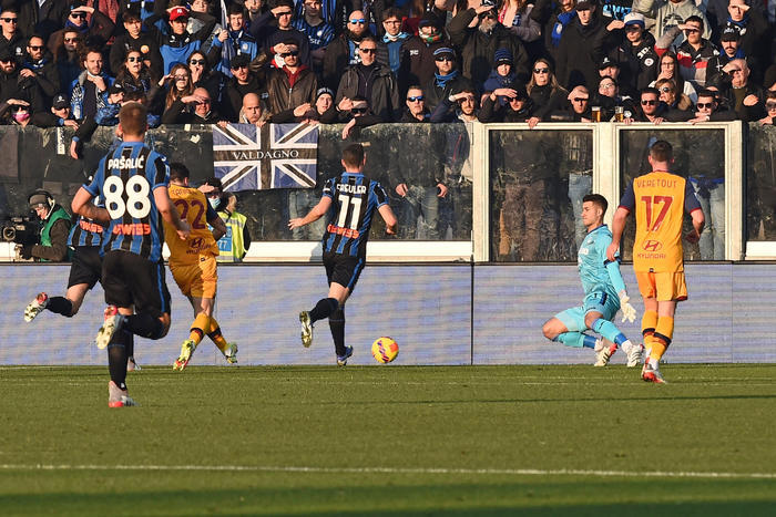 Nicolò Zaniolo mette a segno i gol del 2-0 della Roma sull'Atalanta.