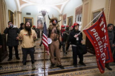 L'irruzione al Capitol Hill del 6 gennaio 2021. Nella foto Jacob Anthony Chansley Angeli, lo "sciamano".