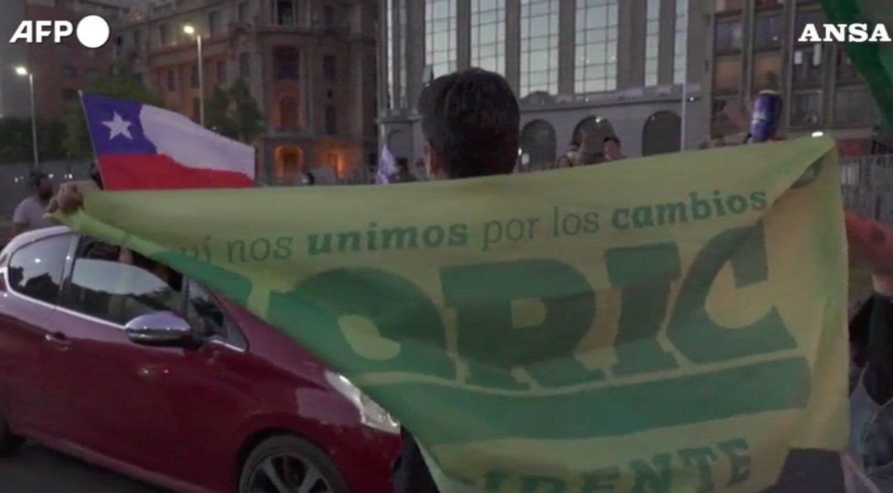 Cileni nelle strade di Santiago per festeggiare la vittoria di Boric alle presidenziali.