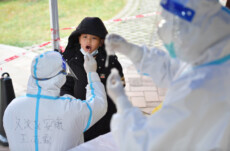 Sanitari cinesi effettuano un tampone ad un bambino a Xi'an