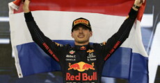 Max Verstappen della Red Bull Racing festeggia la vittoria sul circuito di Abu Dhabi e (forse) del Mondiale di Formula 1