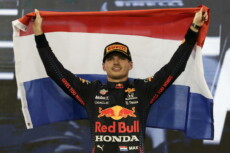 Max Verstappen della Red Bull Racing festeggia la vittoria sul circuito di Abu Dhabi e (forse) del Mondiale di Formula 1