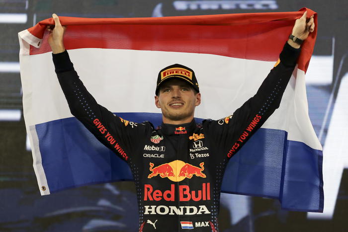 Max Verstappen della Red Bull Racing festeggia la vittoria sul circuito di Abu Dhabi e (forse) del Mondiale di Formula 1