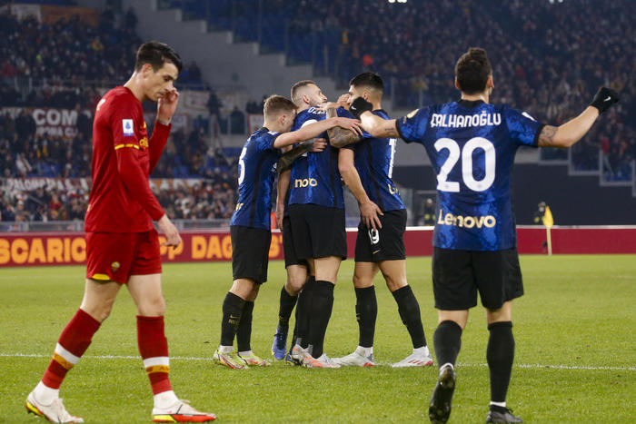 La festa dei giocatori dell'Inter dopo la vittoria sulla Roma