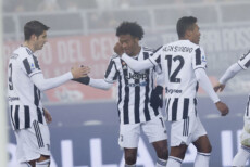 Complimenti a Cuadrado dopo un gol dai compagni di squadra della Juventus