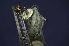 Un vigile del fuoco deposita una corona di fiori sulla statua dell'Immacolata Concezione in Piazza di Spagna in occasione della visita diPapa Francesco per la Festa dell'8 dicembre..