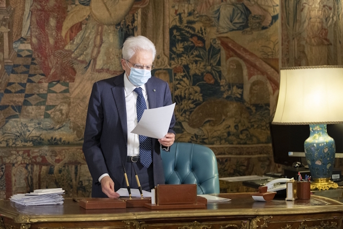 Il Presidente della Repubblica Sergio Mattarella legge il comunicato dal suo ufficio in Quirinale.