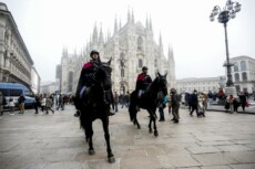 Carabinieri a cavallo in piazza Duomo a Milano, 18 dicembre 2021.