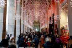 Folla in centro per shopping e regali natalizi a Milano, 18 dicembre 2021
