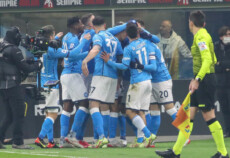 I giocatori del Napoli festeggiano la storica vittoria sul Milan a San Siro.