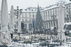 Una piazza a Torino imbiancata dalla neve