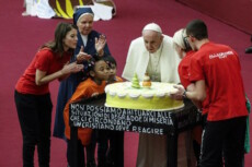 In una foto d'archivio Papa Francesco spegne le candele nell'82esimo compleanno.