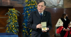Giorgio Parisi con la medaglia del Nobel 2021 per la Fisica.