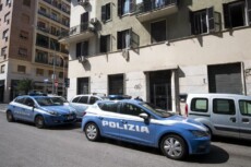 Volanti della Polizia in una via di Roma.