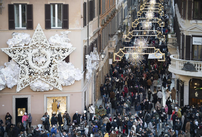 Folla nelle vie dello shopping in centro, via dei Condotti a Roma
