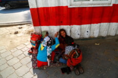 Bambini afghani abbandonati in strada aiutati dalla polizia afghana