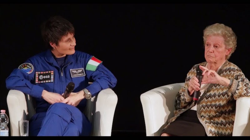 L'astrofisica Amalia Ercoli Finzi con la cosmonauta Samantha Cristoforetti.