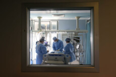 Dottori e infermieri nel reparto di terapia intensiva Covid nell'ospedale di Cremona.