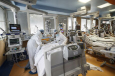 Sanitari e pazienti nel reparto di terapia intensiva Covid-19 dell'ospedale diCasal Palocco