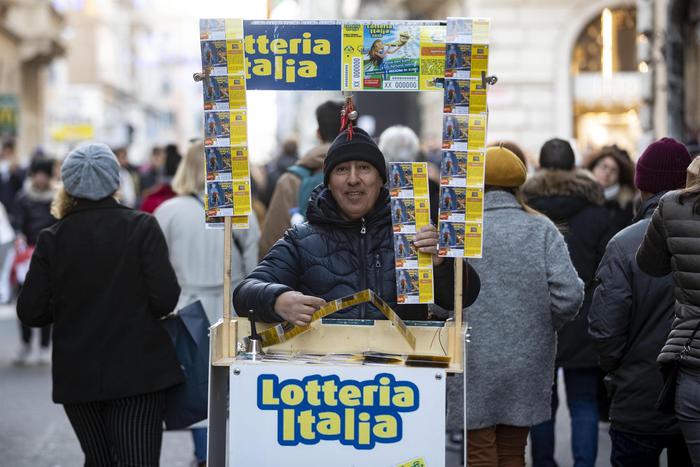 Un venditore ambulante di biglietti della Lotteria Italia
