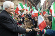 In una foto d'archivio il presidente della Repubblica Sergio Mattarella riceve il saluto della cittadinanza, Teramo, 10 febbraio 2020.