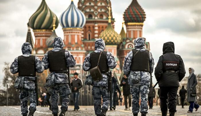 Poliziotti e Guardia Nazionale russa (Rosgvardia) in servizio anti-protesta nella Piazza Rossa a Mosca