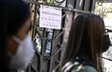 Un cartello all'ingresso dell'istituto con la divisione delle classi nei due turni di entrata durante il primo giorno di scuola al Liceo Amedeo Avogadro di Roma