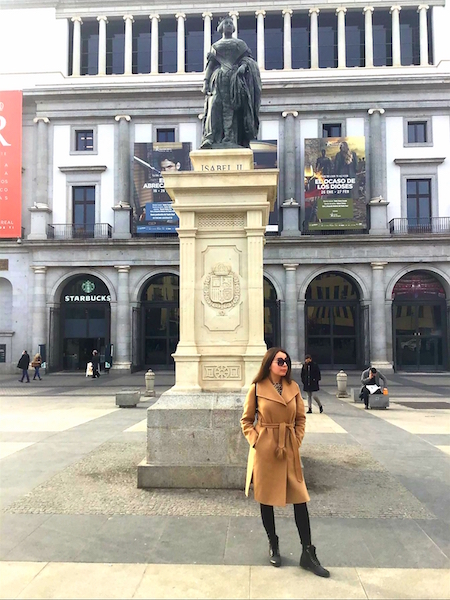 La nostra guida italiana Livia a Plaza de Opera, statua di Isabel II”