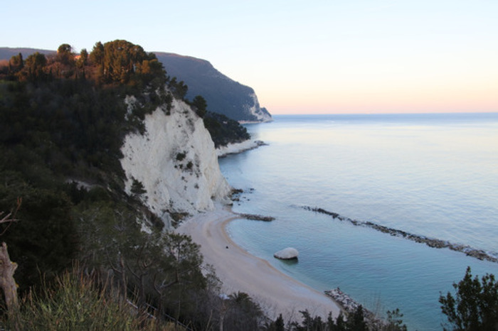 Una suggestiva immagine di una spiaggia della Riviera del Conero.