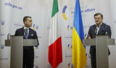 Il minisstro degli affari esteri Luigi Di Maio (S) ed il suo collega ucraino Dmytro Kuleba (D) durante una conferenza stampa a Kiev, Ucraina