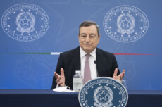Il Presidente del Consiglio, Mario Draghi, durante la conferenza stampa con il Ministro dell'Economia e delle Finanze, Daniele Franco, il Ministro dello Sviluppo Economico, Giancarlo Giorgetti, e il Ministro della Transizione Ecologica, Roberto Cingolani.