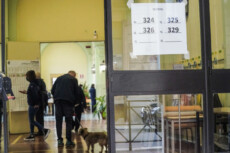Seggio elettorale a Torino durante le votazioni comunali.