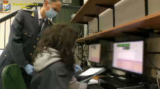 Un fermo immagine tratto da un video della Guardia di Finanza mostra un momento di controlli degli agenti.