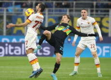Un'azione di gioco tra Henrikh Mkhitaryan e Nicolò Barella in Inter-Roma di Coppa Italia.