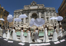Il flashmob di protesta delle spose per il rinvio forzato dei loro matrimoni a Fontana di Trevi a Roma