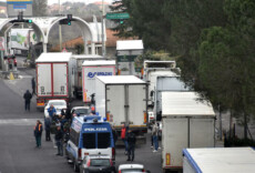 Tir fermi al casello di San Gregorio di Catania dell'autostrada Catania-Messina per la protesta degli autotrasportatori siciliani promossa dall'Aias contro l'aumento del costo del carburante,