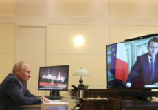 I presidenti di Francia e di Russia, Emmanuel MAcron e Vlñadimir Putin seduti su un lungo tavolo al Cremlino.
