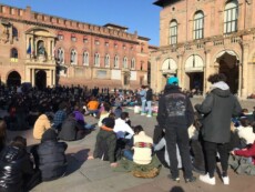 Studenti in piazza a Bologna.