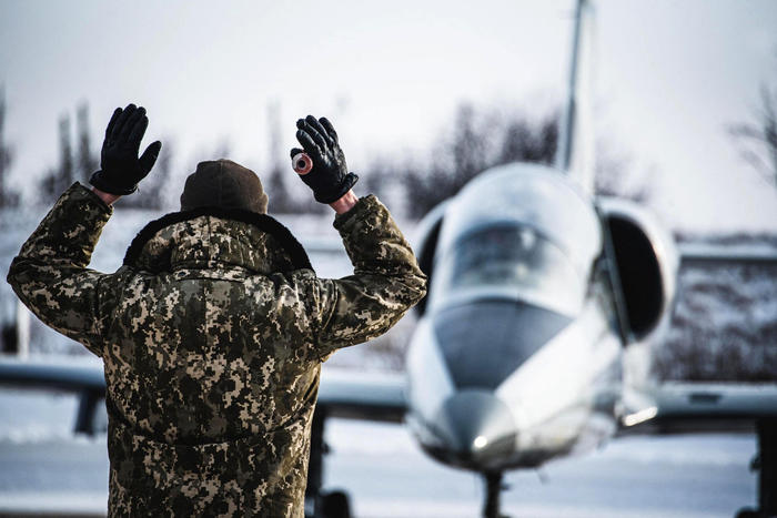 Una foto del Ministero della Difesa dell'Ucraina, caccia in fase di decollo