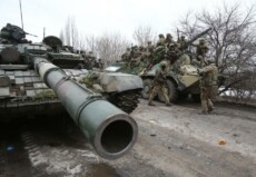 Soldati ucraini si preparano a respingere l'attacco delle forze russe
