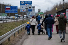 Ucraini in fuga si dirigono al confine con la Polonia